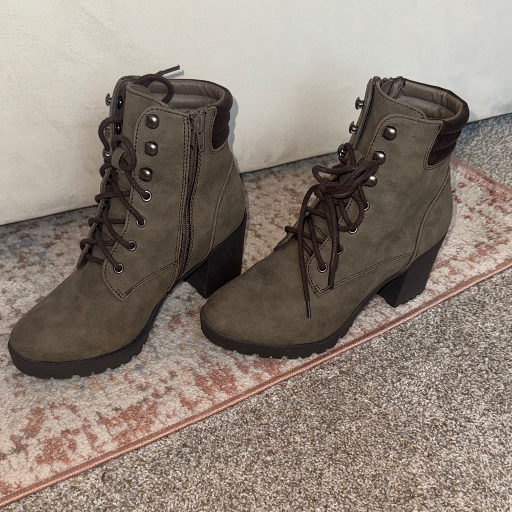 Stylish Women's Lace-Up Ankle Boots